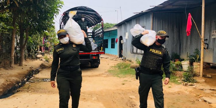 Policía Nacional y ONG Samaritan’s Pure entregaron alimentos en las puertas de los más necesitados