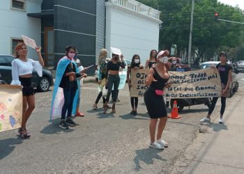 Comunidad trans protestó frente a las instalaciones de la Gobernación de Arauca