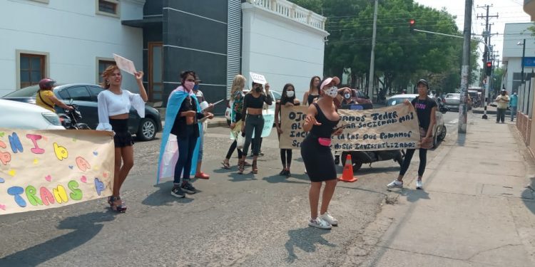 Comunidad trans protestó frente a las instalaciones de la Gobernación de Arauca