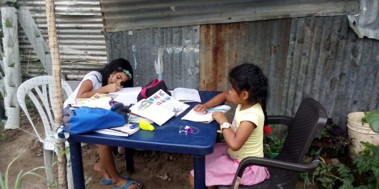 Jóvenes apoyan proceso educativo en el asentamiento El Refugio de Arauca