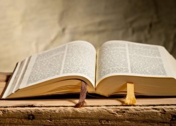 Pelo en la Biblia que cura el coronavirus: la última tendencia viral en redes