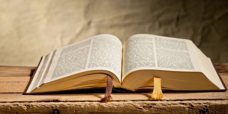 Pelo en la Biblia que cura el coronavirus: la última tendencia viral en redes