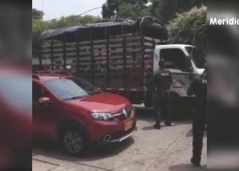 Policía detuvo a padres de familia mientras recibían material de estudio para sus hijos