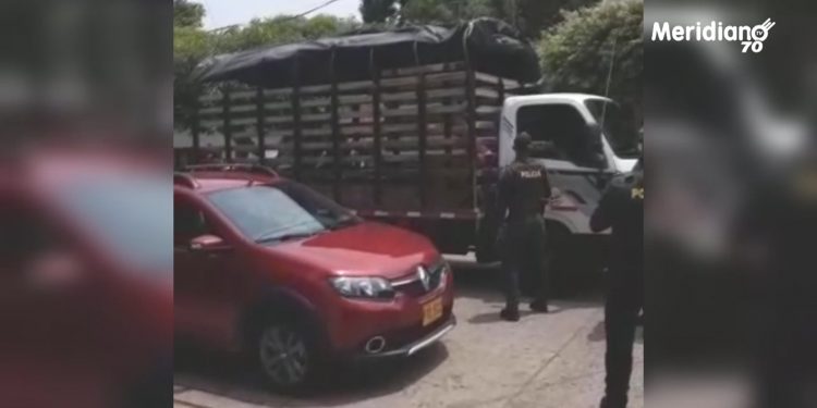 Policía detuvo a padres de familia mientras recibían material de estudio para sus hijos
