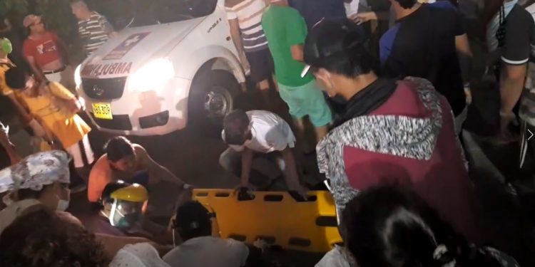Joven motorizado casi pierde la vida tras ser arrollado por un camión en Saravena