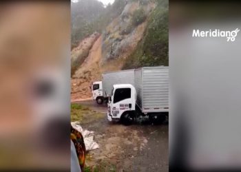 Camión se salvó de ser enterrado por un alud