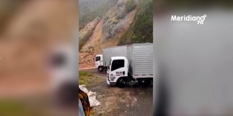 Camión se salvó de ser enterrado por un alud