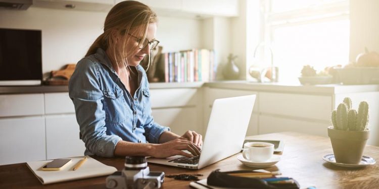 Si usted está trabajando en casa podrá acceder a un auxilio económico de conectividad