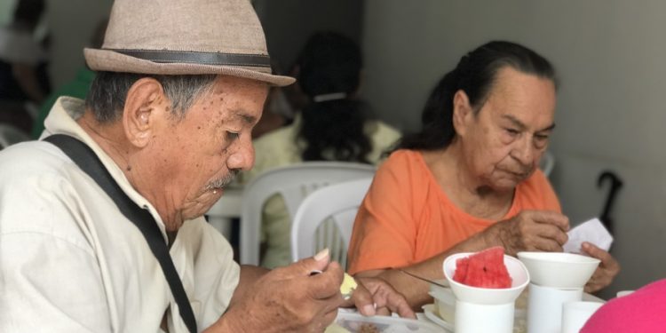Adultos mayores exigen al Alcalde de Arauca la reapertura de los comedores comunitarios