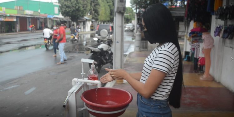En Saravena comerciantes ecuatorianos trabajan bajo estrictos protocolos de bioseguridad
