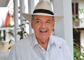 El presidente del Concurso Nacional de Belleza Raimundo Angulo lucha contra el coronavirus en una UCI