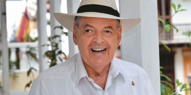 El presidente del Concurso Nacional de Belleza Raimundo Angulo lucha contra el coronavirus en una UCI