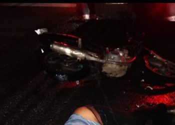 Motorizado murió al chocar contra un camión