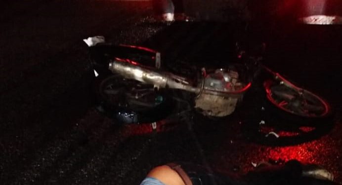 Motorizado murió al chocar contra un camión