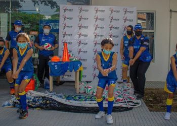 Escuela para Todos, programa que entrega implementación a escuelas de formación deportiva en el departamento.