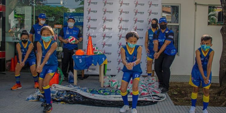 Escuela para Todos, programa que entrega implementación a escuelas de formación deportiva en el departamento.
