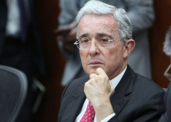 Álvaro Uribe renuncia a su curul en el Senado