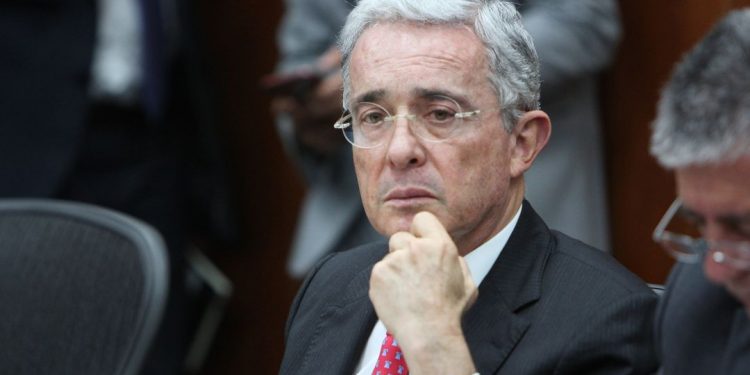 Álvaro Uribe renuncia a su curul en el Senado