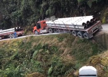 Vía La Soberanía: Así fue el rescate de una tractomula que estuvo a punto de caer a un abismo