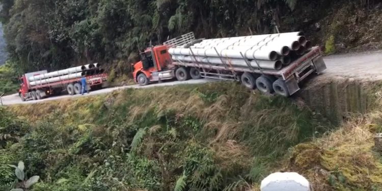 Vía La Soberanía: Así fue el rescate de una tractomula que estuvo a punto de caer a un abismo