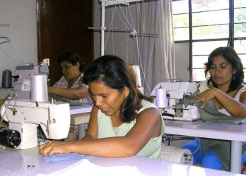 Mujeres que ganen menos de dos salarios mínimos, a cotizar pensión por 3 años más