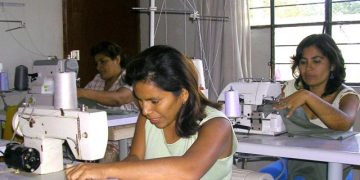 Mujeres que ganen menos de dos salarios mínimos, a cotizar pensión por 3 años más