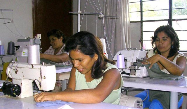 Mujeres que ganen menos de dos salarios mínimos, a cotizar pensión por 3 años más