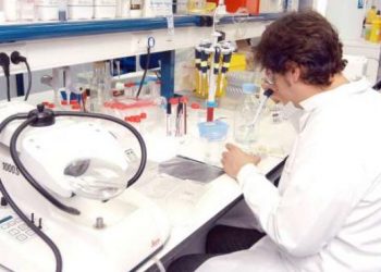 El médico santandereano Germán Abril en el equipo de ensayos clínicos de la vacuna rusa contra el covid-19