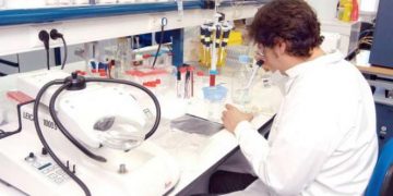 El médico santandereano Germán Abril en el equipo de ensayos clínicos de la vacuna rusa contra el covid-19