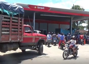 Largas colas en estaciones de servicio en Arauca por escasez del combustible subsidiado