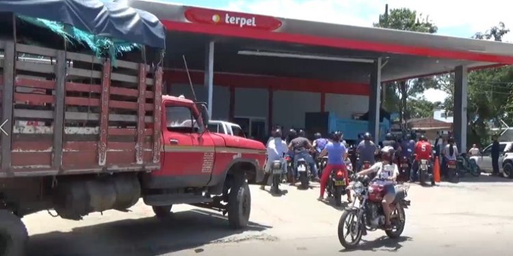 Largas colas en estaciones de servicio en Arauca por escasez del combustible subsidiado