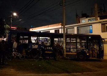 Muere mujer arrollada por bus secuestrado por vándalos en Bogotá
