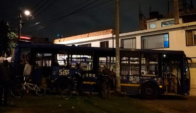 Muere mujer arrollada por bus secuestrado por vándalos en Bogotá