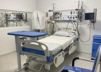 Familia extranjera clama por una remisión urgente para su hijo de 4 años