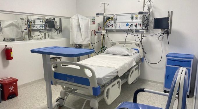 Familia extranjera clama por una remisión urgente para su hijo de 4 años