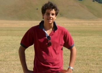 la historia de Carlos Acutis un joven italiano que va con sus tenis camino al santoral católico