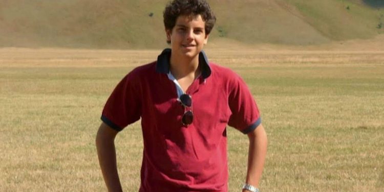 la historia de Carlos Acutis un joven italiano que va con sus tenis camino al santoral católico