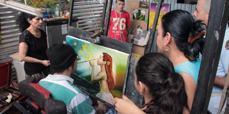 Artista en condición de discapacidad requiere remisión urgente para tratamiento médico