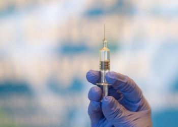 Johnson & Johnson informó que detuvo las pruebas de la vacuna debido a que un voluntario desarrolló una rara enfermedad