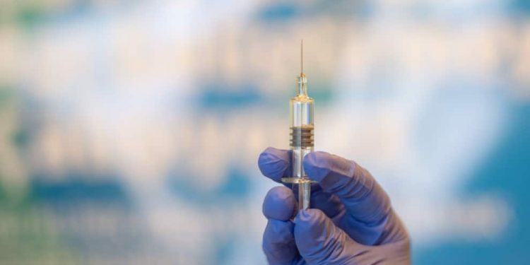 Johnson & Johnson informó que detuvo las pruebas de la vacuna debido a que un voluntario desarrolló una rara enfermedad