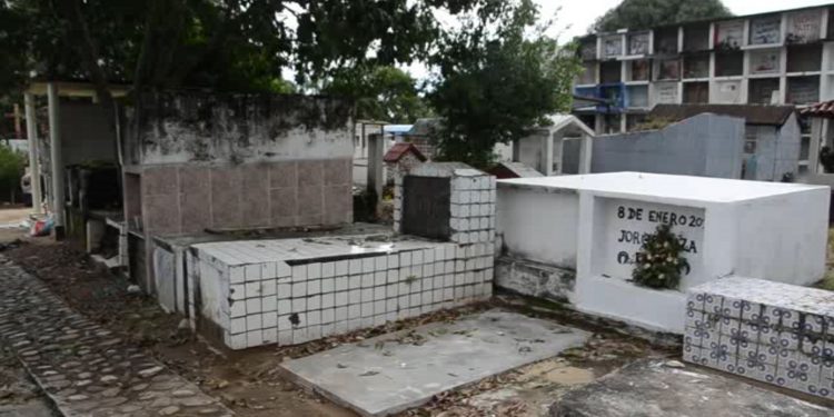 Habitantes aledaños al cementerio en Saravena denuncian que malos olores emanan de las bóveda