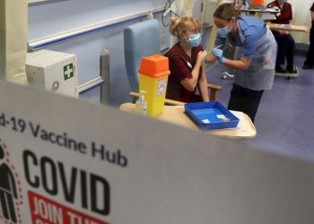 No vacunar contra covid-19 a alérgicos severos se recomienda en Reino Unido