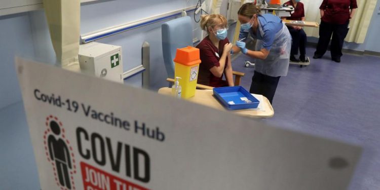 No vacunar contra covid-19 a alérgicos severos se recomienda en Reino Unido