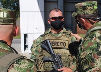 Soldado se salvó de morir gracias a su casco blindado