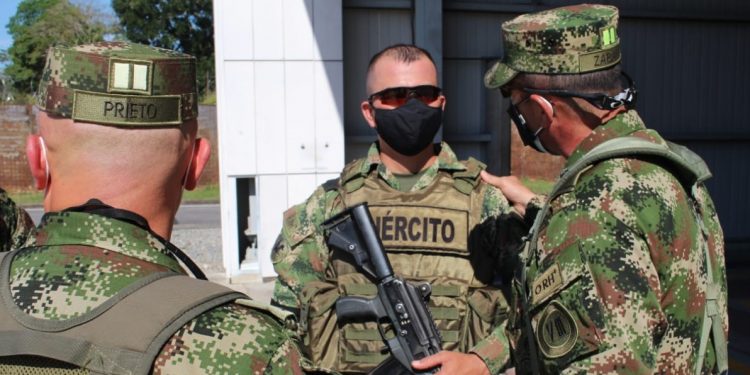 Soldado se salvó de morir gracias a su casco blindado