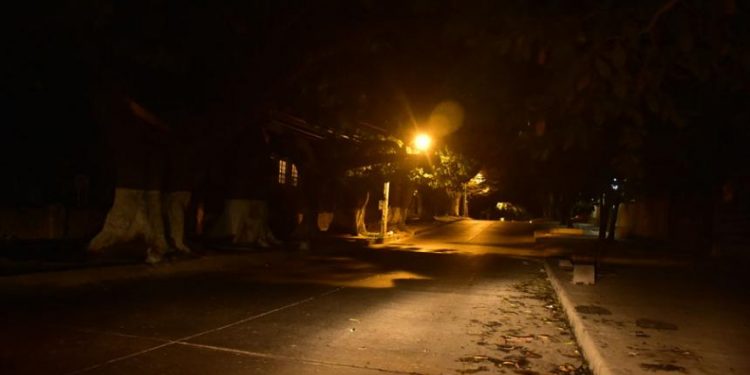 Carrera 19 a la altura del Materno Infantil y la Armada Nacional se mantiene a oscuras
