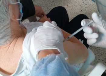 ¿Otro error? Enfermera vacunó dos veces a la misma persona