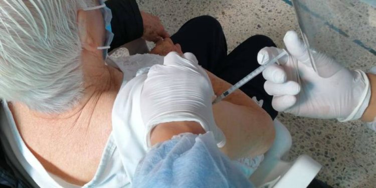 ¿Otro error? Enfermera vacunó dos veces a la misma persona