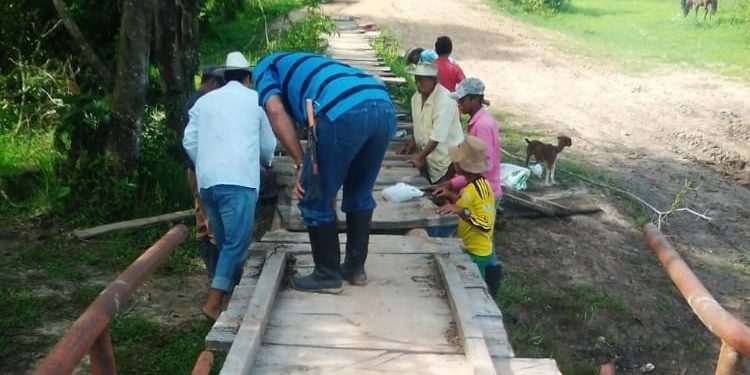 Arauca: Campesinos «remendaron» puente para pasar hacia la vereda Cabuyare