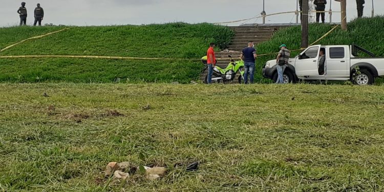 Semidesnudo y con signos de violencia hallan a hombre muerto en Tame